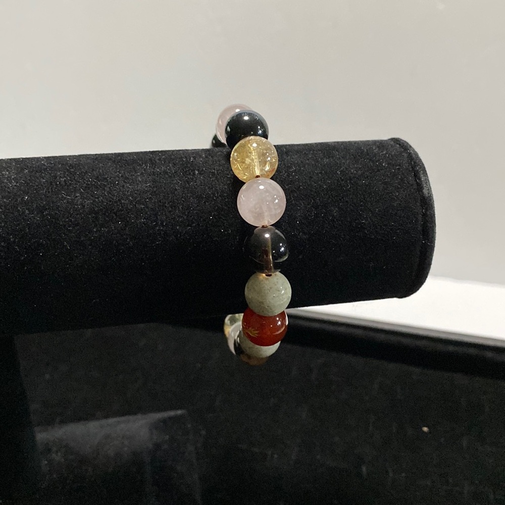 Vintage elasticated bracelet. B4